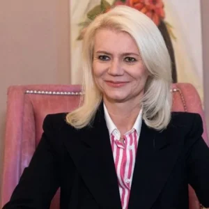 Ποια είναι η Ιωάννα Γάκα, η γιατρός που ανέλαβε τη θεραπεία πλασμαφαίρεσης στον Μαζωνάκη