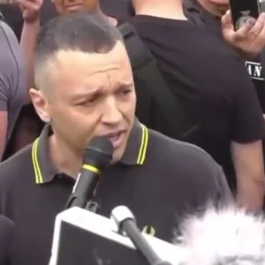 Αποφυλακίστηκε ο Ηλίας Κασιδιάρης: «Επιστρέφω με ένα νέο ισχυρό εθνικό κόμμα» – Τον περίμεναν οπαδοί του φωνάζοντας: Ηλία θυμήσου, είμαστε μαζί σου (βίντεο)