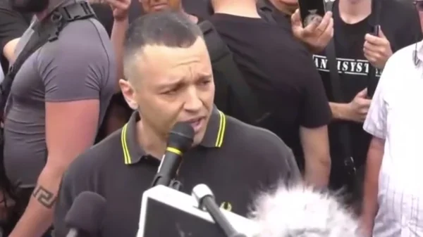 Αποφυλακίστηκε ο Ηλίας Κασιδιάρης: «Επιστρέφω με ένα νέο ισχυρό εθνικό κόμμα» – Τον περίμεναν οπαδοί του φωνάζοντας: Ηλία θυμήσου, είμαστε μαζί σου (βίντεο)