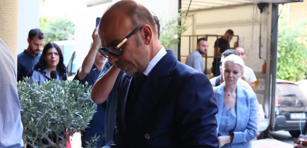 Θάνατος Γιώργου Μαζωνάκη : Στην ασφάλεια  προσήχθησαν οι δύο γιατροί – Είχε ξεκινήσει η πλασμαφαίρεση όταν έπαθε την ανακοπή – Τι εξετάζει ο εισαγγελέας