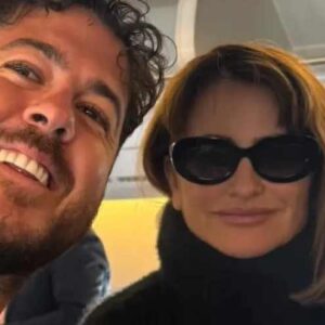 Ο γιος του Γιάννη Πάριου συνάντησε την Πενέλοπε Κρουζ στο αεροπλάνο και έβγαλε φωτογραφίες: