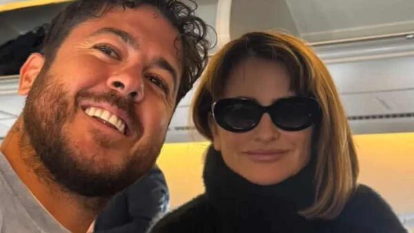 Ο γιος του Γιάννη Πάριου συνάντησε την Πενέλοπε Κρουζ στο αεροπλάνο και έβγαλε φωτογραφίες: