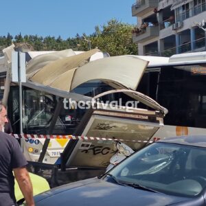 Θεσσαλονίκη: Λεωφορείο του ΟΑΣΘ  έπεσε σε στάση στη Νεάπολη – Τέσσερις τραυματίες , οι δύο σοβαρά – Τι λέει αυτόπτης μάρτυρας (βίντεο)