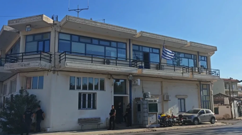 «θα σας σκοτώσω όλους», φώναζε ο άνδρας που εισέβαλε με μαχαίρι στο Α.Τ Μάνδρας – Τραυμάτισε αστυνομικό, τον πυροβόλησαν στην κοιλιά