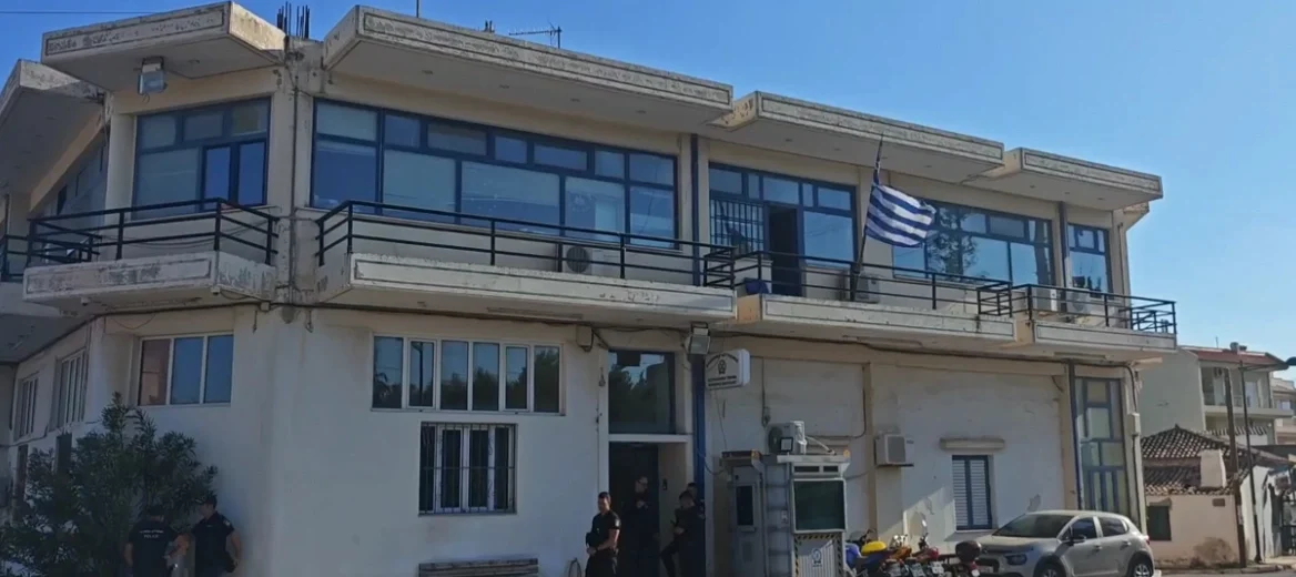 «θα σας σκοτώσω όλους», φώναζε ο άνδρας που εισέβαλε με μαχαίρι στο Α.Τ Μάνδρας – Τραυμάτισε αστυνομικό, τον πυροβόλησαν στην κοιλιά