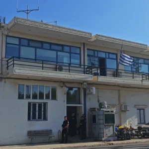 «θα σας σκοτώσω όλους», φώναζε ο άνδρας που εισέβαλε με μαχαίρι στο Α.Τ Μάνδρας – Τραυμάτισε αστυνομικό, τον πυροβόλησαν στην κοιλιά
