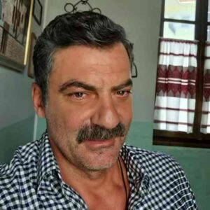 Στάθης Μαντζώρος: Έκκληση για βοήθεια από τη σύζυγο του – «Πρέπει να πάει άμεσα σε κέντρο αποκατάστασης, το κόστος είναι 10.000 ευρώ τον μήνα»