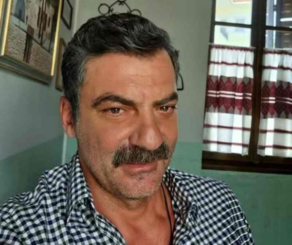 Στάθης Μαντζώρος: Έκκληση για βοήθεια από τη σύζυγο του – «Πρέπει να πάει άμεσα σε κέντρο αποκατάστασης, το κόστος είναι 10.000 ευρώ τον μήνα»