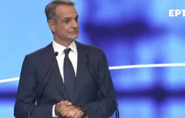 Μητσοτάκης από  ΔΕΘ: Μείωση τεκμηρίων για επαγγελματίες, 400 ευρώ ενίσχυση στους συνταξιούχους,500 ευρώ στους δημοσίους υπαλλήλους, «κουμπαράς» για τα παιδιά – Όλα τα μέτρα των 2,2 δισ. ευρώ