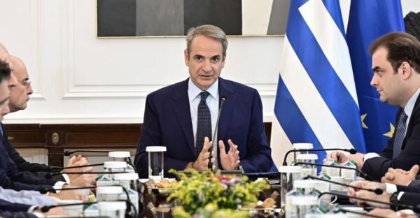 Μητσοτάκης: Ρυθμίσεις-ανάσα για τους οφειλέτες με  120 δόσεις σε εφορία και ασφαλιστικά ταμεία, προστασία από τους servicers, αυξημένη επιδότηση στο πετρέλαιο κίνησης και πλαφόν στο πετρέλαιο θέρμανσης