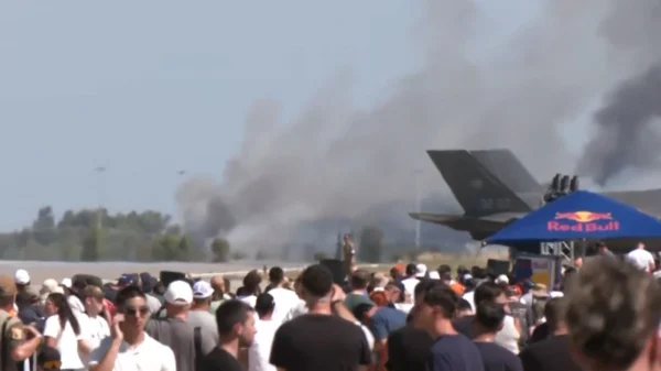 Ατύχημα στο Athens Flying Week: Επεσε Phantom κατά τη διάρκεια επίδειξης – Αγωνία για την τύχη των δύο πιλότων (βίντεο)