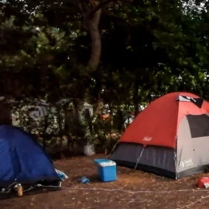 Ανθρώπινη παρέμβαση του Δημάρχου Αποκορώνου για τη δασκάλα που έμενε σε σκηνή με την κόρη της