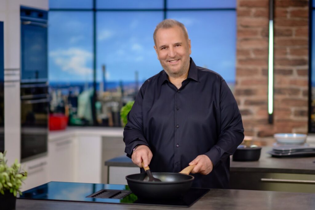«Chef στην κουζίνα σας» με τον Βαγγέλη Δρίσκα: HachisParmentier, τιραμισούκι και πορτοκαλόπιτα με κανταΐφι –  Σάββατο και Κυριακή στις 14:45 στο OPEN