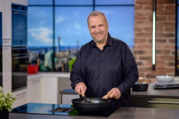 «Chef στην κουζίνα σας» με τον Βαγγέλη Δρίσκα: HachisParmentier, τιραμισούκι και πορτοκαλόπιτα με κανταΐφι –  Σάββατο και Κυριακή στις 14:45 στο OPEN