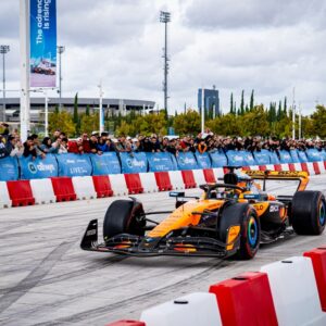 Από τη θέση του οδηγού ενός μονοθεσίου της McLaren Racing –  Τι θα έκαναν οι θεατές του Allwyn | McLaren Racing Live in Athens αν είχαν τα κλειδιά του;