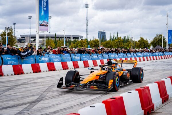 Από τη θέση του οδηγού ενός μονοθεσίου της McLaren Racing –  Τι θα έκαναν οι θεατές του Allwyn | McLaren Racing Live in Athens αν είχαν τα κλειδιά του;