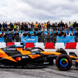 Πώς περιγράφεται το Allwyn | McLaren Racing LIVE IN ATHENS σε μόλις τρεις λέξεις;