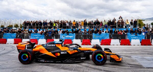 Πώς περιγράφεται το Allwyn | McLaren Racing LIVE IN ATHENS σε μόλις τρεις λέξεις;