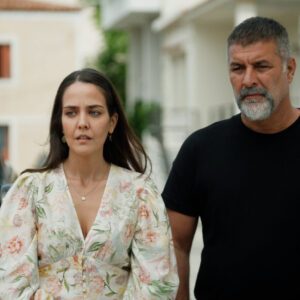MEGA –    «Δύο μαύρα πουκάμισα»: Η Μαρουσώ γίνεται έξαλλη, όταν πιάνει στα πράσα την Μαρκέλλα με τον Μανούσο