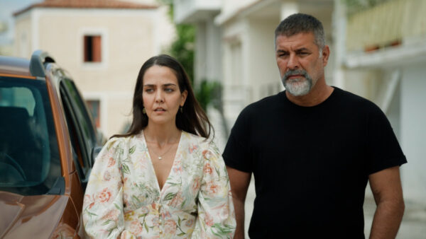 MEGA –    «Δύο μαύρα πουκάμισα»: Η Μαρουσώ γίνεται έξαλλη, όταν πιάνει στα πράσα την Μαρκέλλα με τον Μανούσο