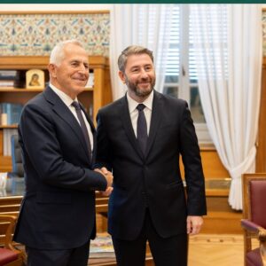 Προσχώρησε στο ΠΑΣΟΚ ο Ευάγγελος Αποστολάκης