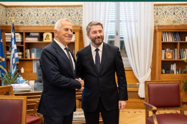 Προσχώρησε στο ΠΑΣΟΚ ο Ευάγγελος Αποστολάκης