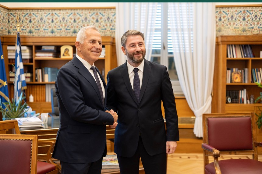 Προσχώρησε στο ΠΑΣΟΚ ο Ευάγγελος Αποστολάκης