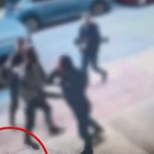 Θεσσαλονίκη: Αστυνομικός πέταξε γιλέκο, γκλομπ και όπλο για να διαπληκτιστεί με πολίτη – Δείτε το βίντεο