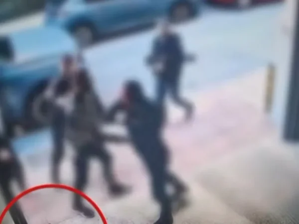 Θεσσαλονίκη: Αστυνομικός πέταξε γιλέκο, γκλομπ και όπλο για να διαπληκτιστεί με πολίτη – Δείτε το βίντεο