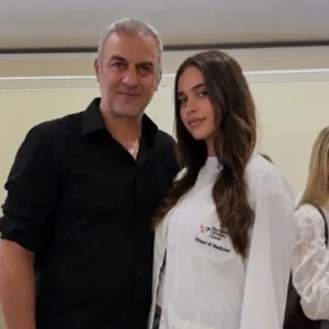 Βικτώρια Δέλλα: Αγκαλιά με τον πατέρα της φορώντας ιατρική ποδιά: «Doctor in progress», έγραψε ο Τραϊανός Δέλλας