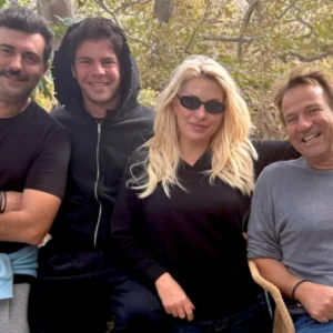 Ελένη Μενεγάκη: Οι φωτογραφίες με το σύζυγο, το γιό και τον αδελφό της από την Άνδρο
