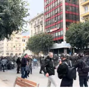 Επεισόδια στη συγκέντρωση διαμαρτυρίας για την ομιλία του Κασιδιάρη στη Θεσσαλονίκη: Ξύλο χημικά και συγκρούσεις των ΜΑΤ με πολίτες – Βίντεο