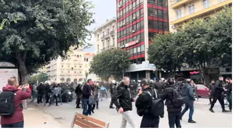 Επεισόδια στη συγκέντρωση διαμαρτυρίας για την ομιλία του Κασιδιάρη στη Θεσσαλονίκη: Ξύλο χημικά και συγκρούσεις των ΜΑΤ με πολίτες – Βίντεο
