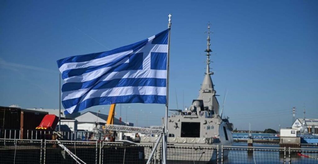 Υψώθηκε η ελληνική σημαία στη φρεγάτα «Νέαρχος» – Με τη Γαλλία χτίζουμε τις αμυντικές δυνατότητες της ευρωπαϊκής μας οικογένειας, τόνισε ο Δένδιας (Φωτογραφίες&βίντεο)