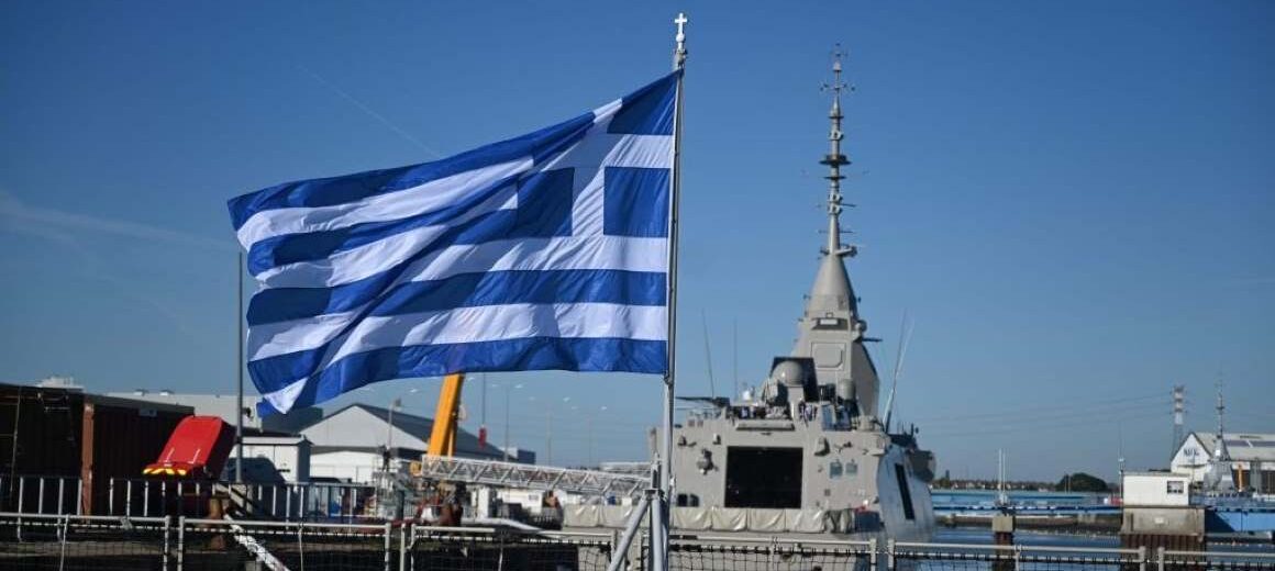 Υψώθηκε η ελληνική σημαία στη φρεγάτα «Νέαρχος» – Με τη Γαλλία χτίζουμε τις αμυντικές δυνατότητες της ευρωπαϊκής μας οικογένειας, τόνισε ο Δένδιας (Φωτογραφίες&βίντεο)