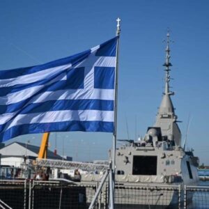 Υψώθηκε η ελληνική σημαία στη φρεγάτα «Νέαρχος» – Με τη Γαλλία χτίζουμε τις αμυντικές δυνατότητες της ευρωπαϊκής μας οικογένειας, τόνισε ο Δένδιας (Φωτογραφίες&βίντεο)
