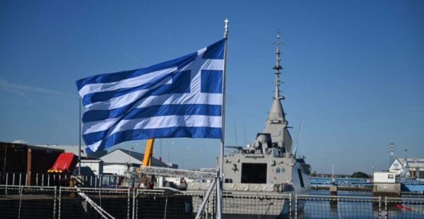 Υψώθηκε η ελληνική σημαία στη φρεγάτα «Νέαρχος» – Με τη Γαλλία χτίζουμε τις αμυντικές δυνατότητες της ευρωπαϊκής μας οικογένειας, τόνισε ο Δένδιας (Φωτογραφίες&βίντεο)