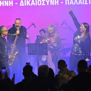 Η Ζωή Κωνσταντοπούλου ανέβηκε στη σκηνή του Θεάτρου Ρεματιάς και τραγούδησε «η ζωή είναι ένα δώρο» – Βίντεο