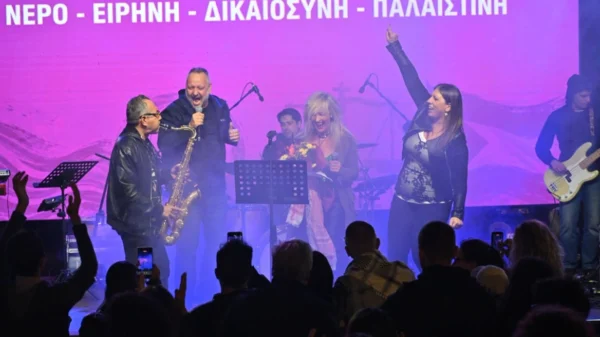 Η Ζωή Κωνσταντοπούλου ανέβηκε στη σκηνή του Θεάτρου Ρεματιάς και τραγούδησε «η ζωή είναι ένα δώρο» – Βίντεο