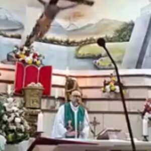 Σοκαριστικό βίντεο: Ιερέας σκοτώθηκε στον Ισημερινό, όταν έπεσε πάνω του ο σταυρός την ώρα της λειτουργίας – Σκληρές εικόνες
