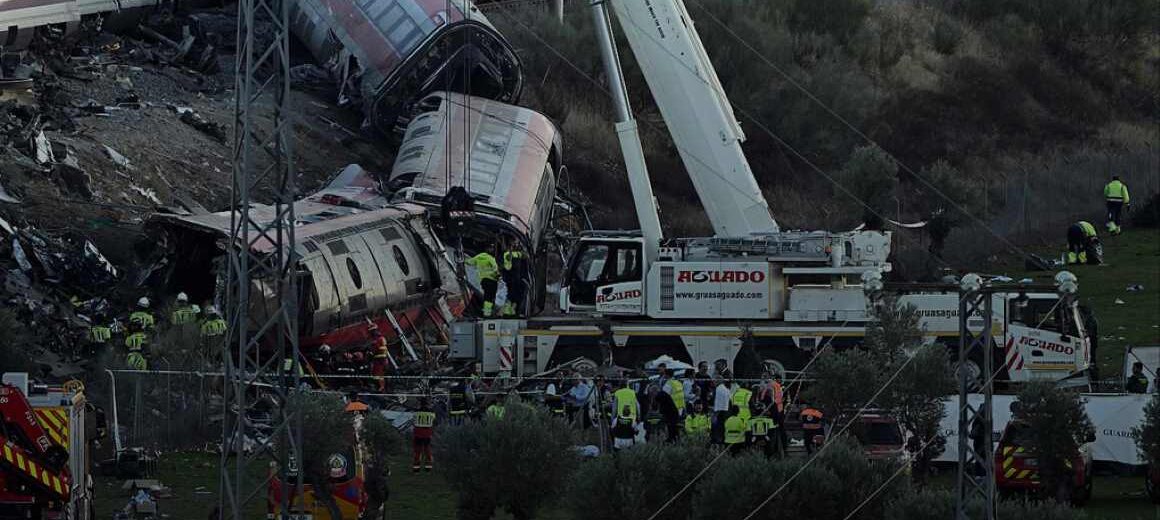 Ισπανία: Στους 69 αυξήθηκαν οι νεκροί της σιδηροδρομικής τραγωδίας – Τριήμερο πένθος στη χώρα – Φόβοι και γι άλλα θύματα κάτω από τα συντρίμμια – Τρία ηχητικά ντοκουμέντα  πριν τη σύγκρουση και τα μοιραία λάθη