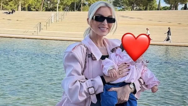 Κατερίνα Καινούργιου: Η βόλτα με την κόρη της στο πάρκο Σταύρος Νιάρχος – Φωτογραφίες