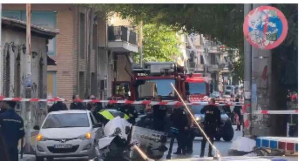 Έκρηξη στον Κολωνό: Τέσσερις τραυματίες, οι δύο αστυνομικοί – Το τηλεφώνημα για ύποπτο δέμα με ναρκωτικά που ήταν εκρηκτικός μηχανισμός (βίντεο)