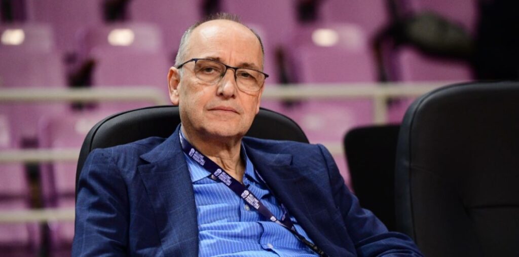 Συνελήφθη ο πρόεδρος της Ομοσπονδίας Μπάσκετ Βαγγέλης Λιόλιος για στημένους αγώνες – Εντάλματα για άλλους πέντε , διαιτητές, σύμβουλο διαιτησίας και πρώην αθλητή – Βρέθηκαν 820.000 ευρώ σε σπίτι διαιτητή