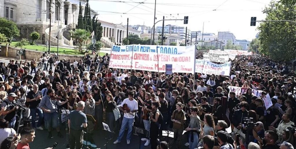 Με συνθήματα, πανό στα γαλλικά και τραγουδώντας το Bella Ciao το πανεκπαιδευτικό συλλαλητήριο στο κέντρο της Αθήνας (βίντεο)