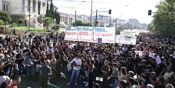 Με συνθήματα, πανό στα γαλλικά και τραγουδώντας το Bella Ciao το πανεκπαιδευτικό συλλαλητήριο στο κέντρο της Αθήνας (βίντεο)