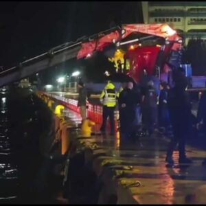 Τραγωδία στο λιμάνι του Πειραιά: Πατέρας, μητέρα και γιος ανασύρθηκαν νεκροί από αυτοκίνητο που έπεσε στη θάλασσα (βίντεο)