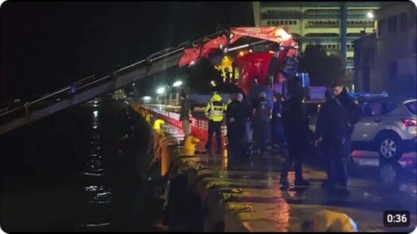 Τραγωδία στο λιμάνι του Πειραιά: Πατέρας, μητέρα και γιος ανασύρθηκαν νεκροί από αυτοκίνητο που έπεσε στη θάλασσα (βίντεο)