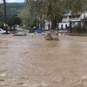 Καιρός: Πάνω από 100 χιλιοστά βροχής σε Μαγνησία και Σποράδες – Πλημμύρες και αποκλεισμένοι δρόμοι σε Σκιάθο και νότιο Πήλιο (βίντεο)