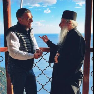 Στο Άγιον Όρος ο Τσίπρας: «Ψέλνεις στη Σιμωνόπετρα και ακούγεται στον Άδη…» – Άδωνις: «Για άθεος τα λέει πολύ ωραία ο άτιμος» – Πολάκης: «Ντροπή…»